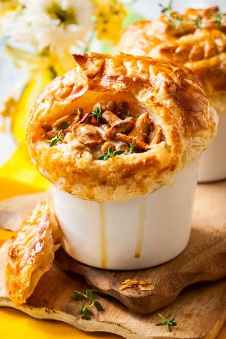 Pastel de champiñones y hierbas (cerrar)