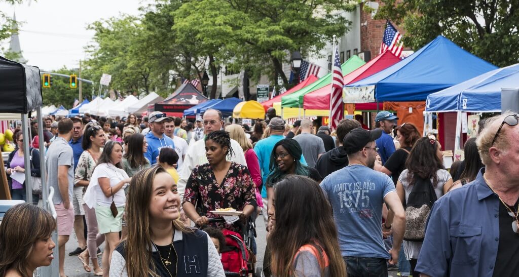 multitud de personas en un festival