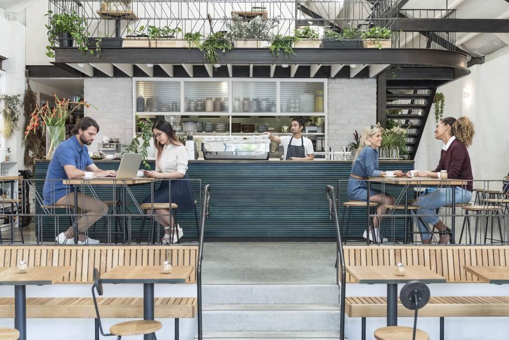 Personas sentadas en las mesas de un restaurante.
